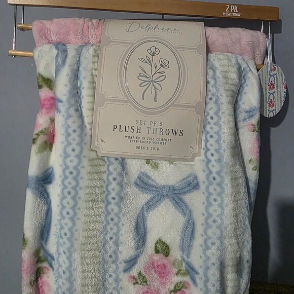 Beautiful Set of 2 Plush Throw - Picture 1 of 3